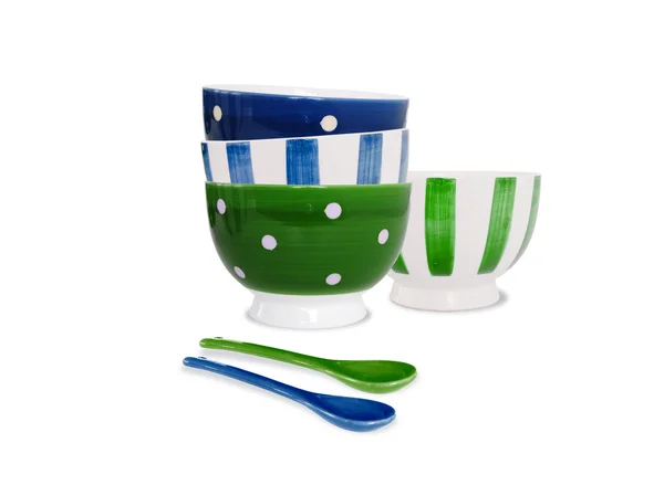 多彩的碗和勺子在白色背景上 — 图库照片