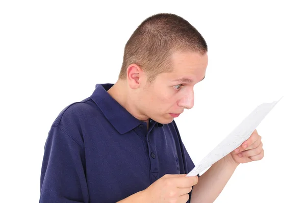 Ung man tittar på papper med misstro — Stockfoto