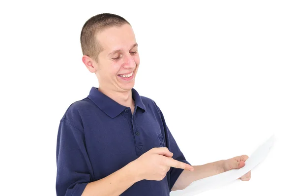 Młody człowiek patrząc na papier śmiejąc się — Zdjęcie stockowe