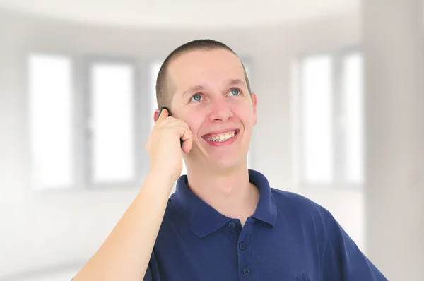 Jonge lachende man praten over de telefoon — Stockfoto