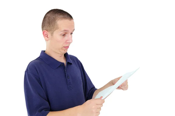 Jonge man kijkend naar papier met ongeloof — Stockfoto