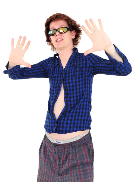Молодой человек со смешными волосами и одеждой, притворяющийся звездой — стоковое фото