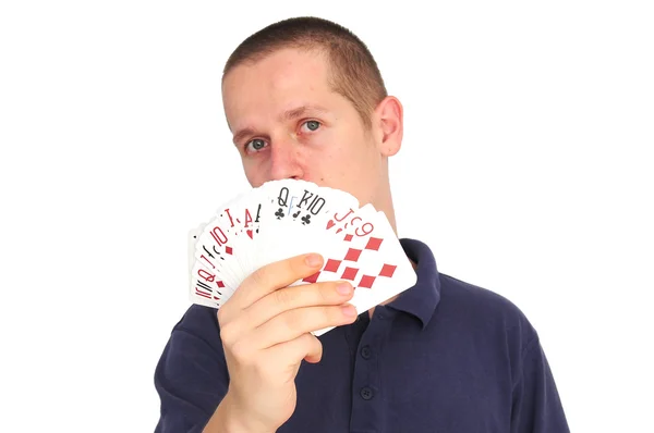 Jeune homme tenant des cartes, se concentrer sur les cartes — Photo