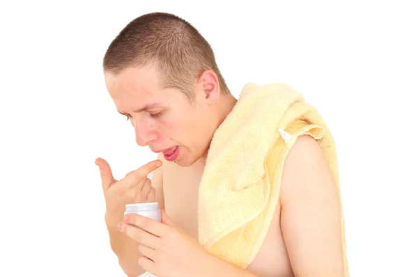 Молодий чоловік дегустує крем для обличчя — стокове фото