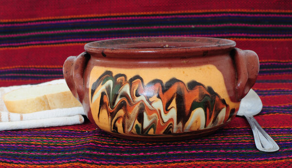 Традиционный глиняный горшок
