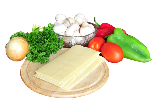 Ингредиенты лазаньи на белом фоне — стоковое фото