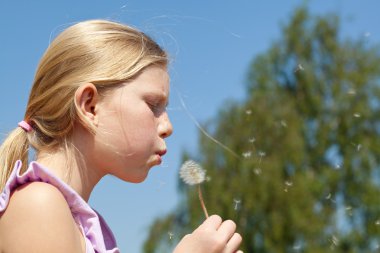 Şişirme Dandelion için genç kız