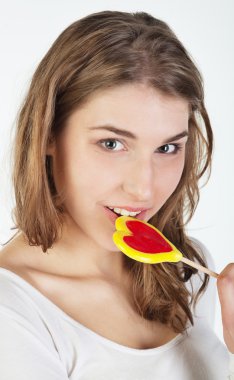 genç kıza lolipop