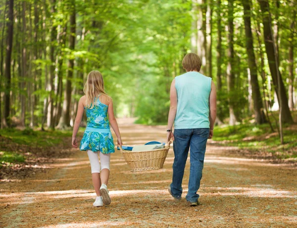 Kinder gehen gemeinsam spazieren — Stockfoto