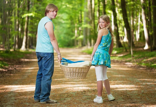 Dos adolescentes yendo de picnic —  Fotos de Stock