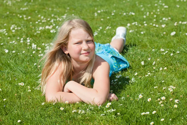 Tiener meisje liggen op gras — Stockfoto
