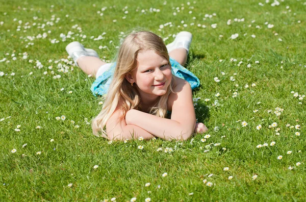 Adolescente couchée sur l'herbe — Photo