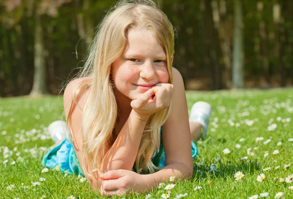 Adolescente chica acostada en la hierba —  Fotos de Stock
