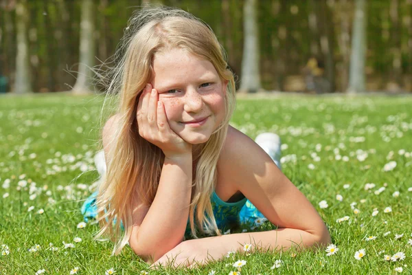Dziewczyna nastolatka, leżąc na trawie — Zdjęcie stockowe
