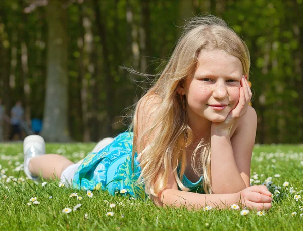 Tiener meisje liggen op gras — Stockfoto