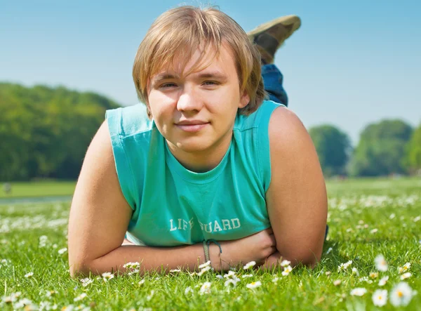 十几岁男孩躺在草地上 — 图库照片