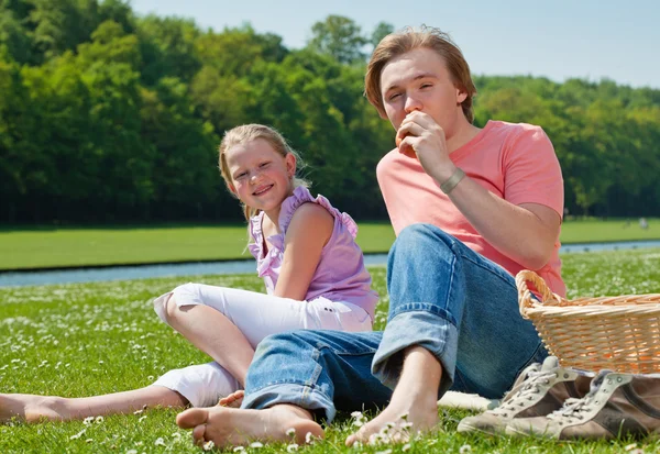 Two teenagers having picnic — Stock Photo, Image