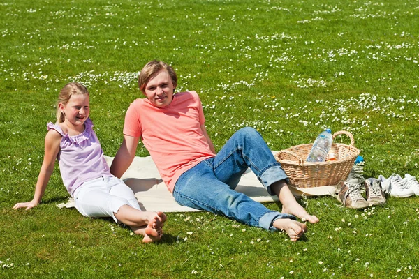 Два подростка на пикнике — стоковое фото