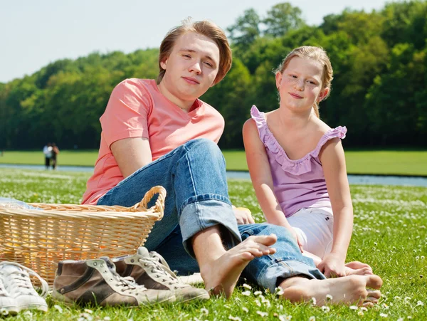 Twee tieners op picnic — Stockfoto