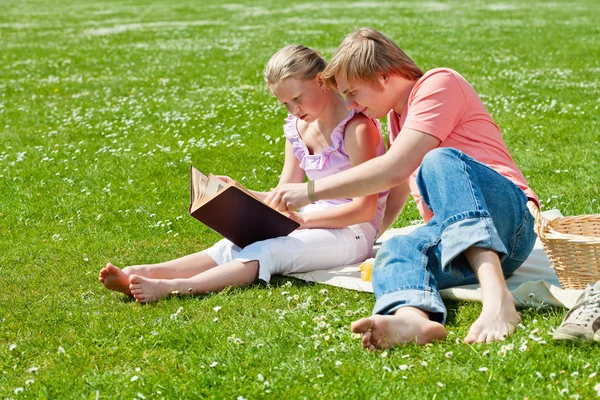 Dwóch nastolatków na pikniku — Zdjęcie stockowe