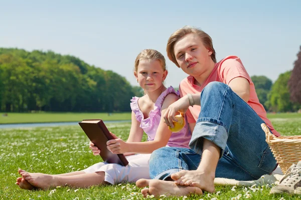 Två tonåringar ha picknick — Stockfoto
