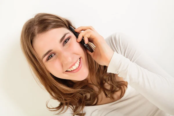 Усміхнена молода жінка з телефоном — стокове фото