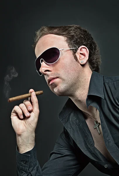 Cool kille med cigarr Royaltyfria Stockbilder