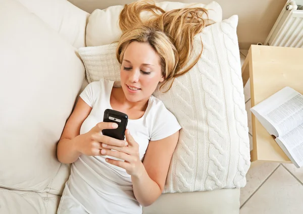 Genç kadın Smartphone ile mesajlaşma — Stok fotoğraf