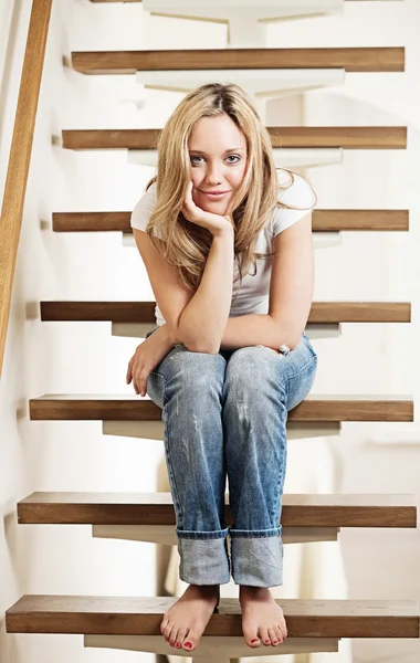 Mladá žena sedí na schodech — Stock fotografie