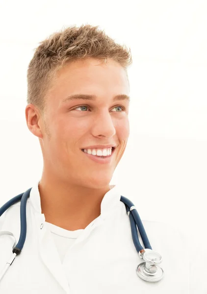 Młody lekarz uśmiechający się — Zdjęcie stockowe
