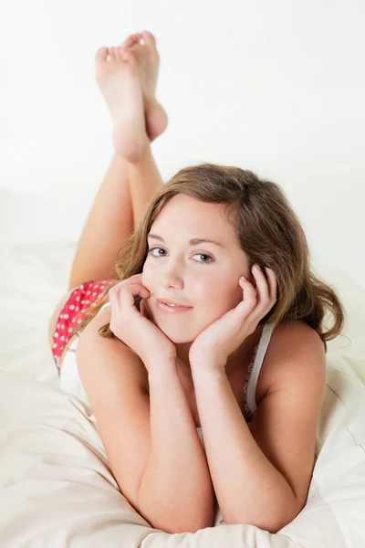 Csinos, fiatal nő az ágyban — Stock Fotó