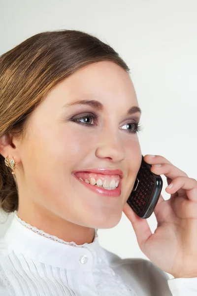 Junge Geschäftsfrau mit Handy — Stockfoto