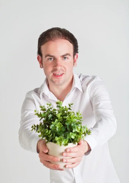 Junger Mann mit Pflanze — Stockfoto