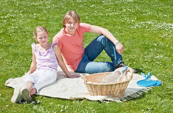 Два підлітки на пікніку — стокове фото