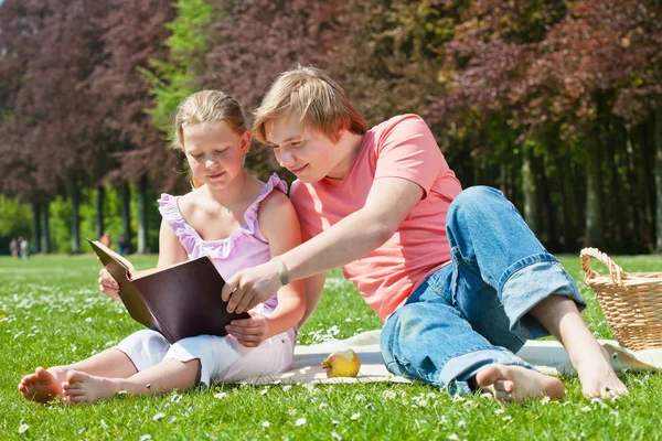 Rodzeństwo nastolatek czytanie książki — Zdjęcie stockowe