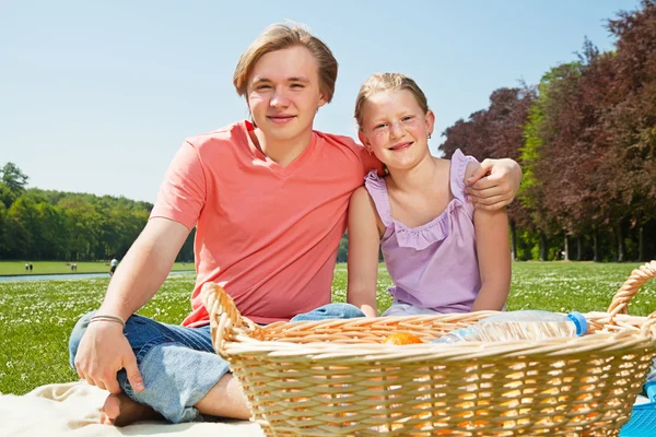 Два подростка на пикнике — стоковое фото
