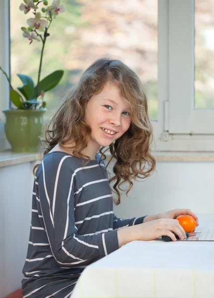 Дівчина-підліток з яблуком — стокове фото
