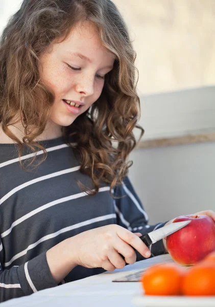 Menina adolescente com maçã — Fotografia de Stock