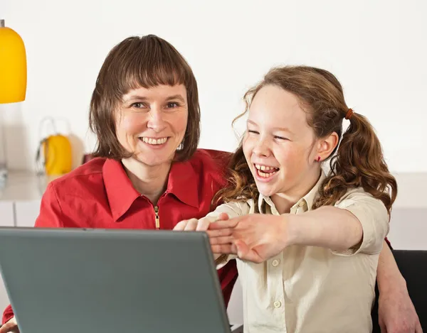 Anne ve kızı ile laptop — Stok fotoğraf