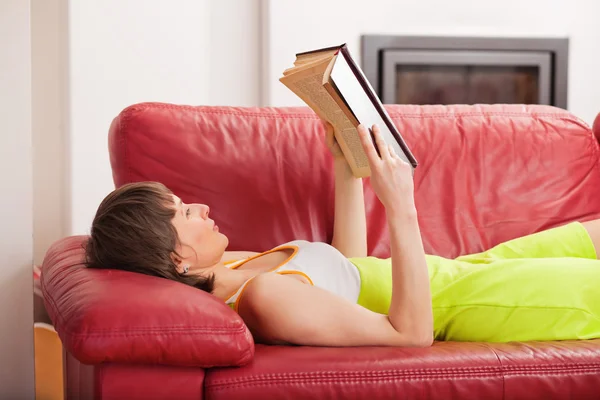Жінка читання книги — стокове фото