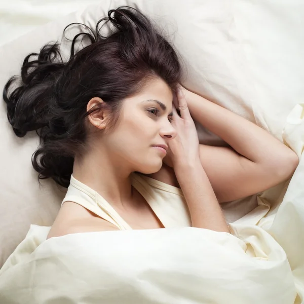 침대에 예쁜 젊은 여자 — 스톡 사진