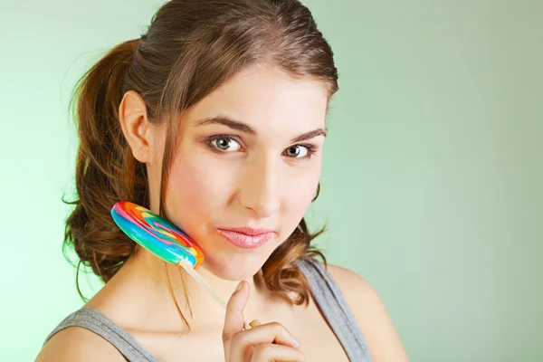 Tonåring flicka anläggning lollipop — Stockfoto