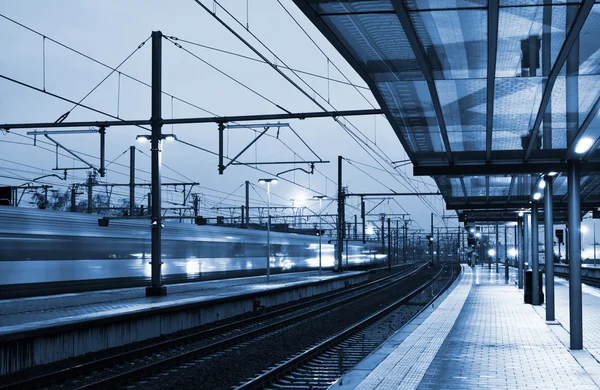 Trein komt naar het station — Stockfoto
