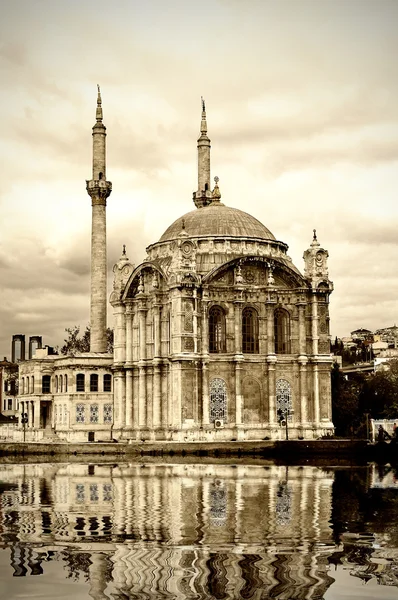 Мечеть Ortakoy на Босфор — стокове фото