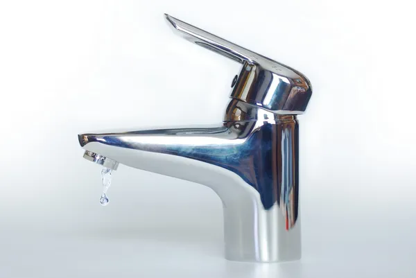 Tirar água da torneira — Fotografia de Stock