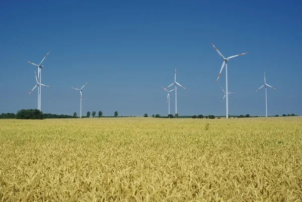 Üç rüzgar türbini — Stok fotoğraf