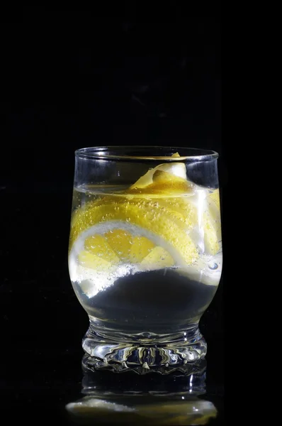Água com limão em vidro — Fotografia de Stock