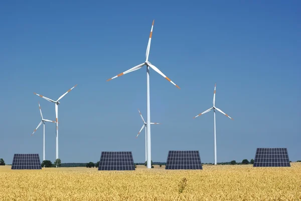 Ветряные турбины и солнечные батареи — стоковое фото