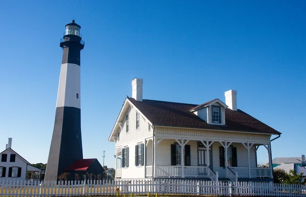 Black and White Lighthouse by White Coastal House — Stock Photo, Image
