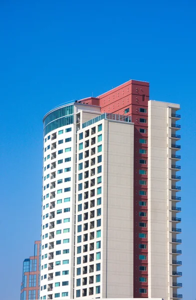 Vörös és fehér lakást torony a kék ég — Stock Fotó